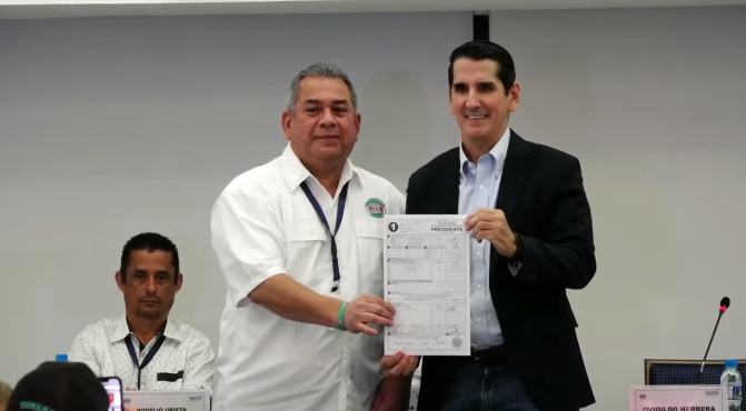 Noticia Radio Panamá | Junta Nacional de Escrutinio entrega credenciales a Rómulo Roux