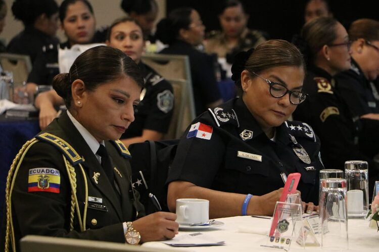 Featured image for “Mujeres de estamentos de seguridad participan de foro «Liderazgo e Igualdad de Género al Servicio de la Sociedad»”