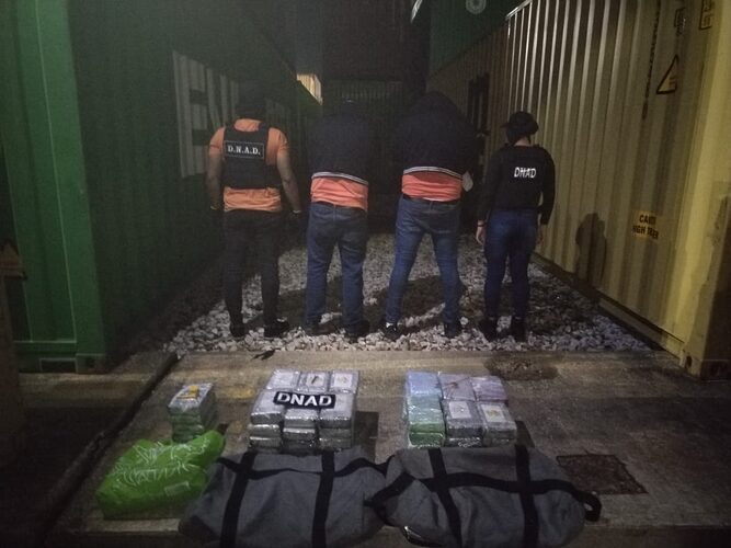 Noticia Radio Panamá | Policía aprehende a dos hombres por presunto ingreso de droga en contenedores en Colón