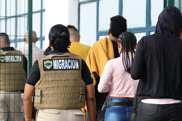 Noticia Radio Panamá | Servicio Nacional de Migración y SENAN realizan décima operación de deportación de extranjeros