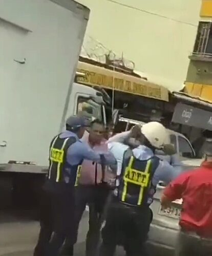 Featured image for “Separan del cargo a inspector de la ATTT que cascoteó a un conductor”