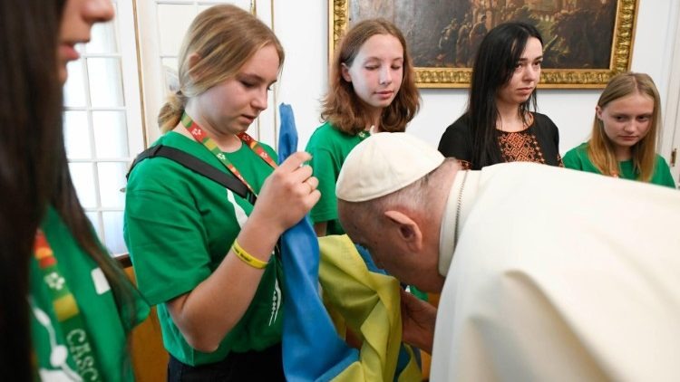 Featured image for “El Papa Francisco escucha a 15 jóvenes de Ucrania en la Jornada Mundial de la Juventud en Lisboa”