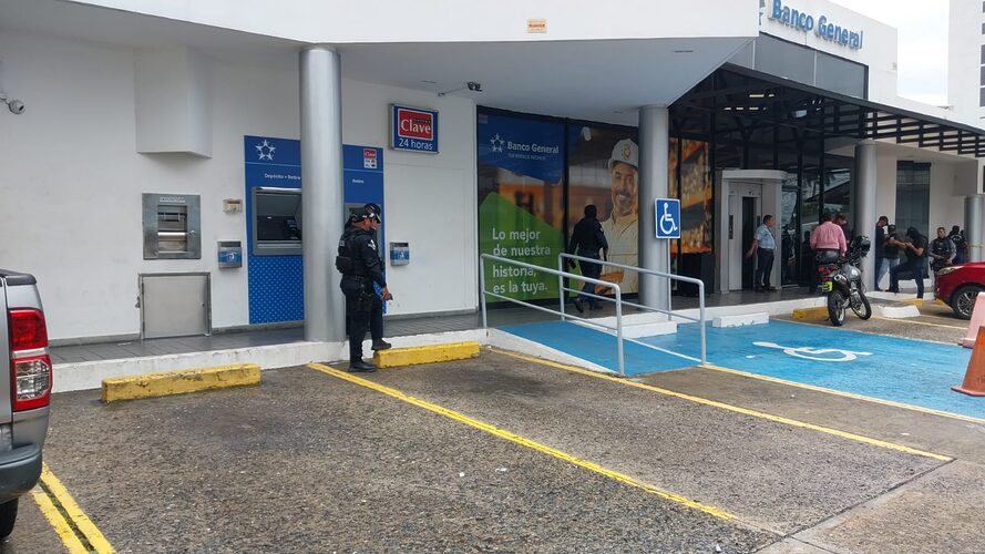 Featured image for “Policía con fuertes operativos por robo a un banco en Parque Lefevre”