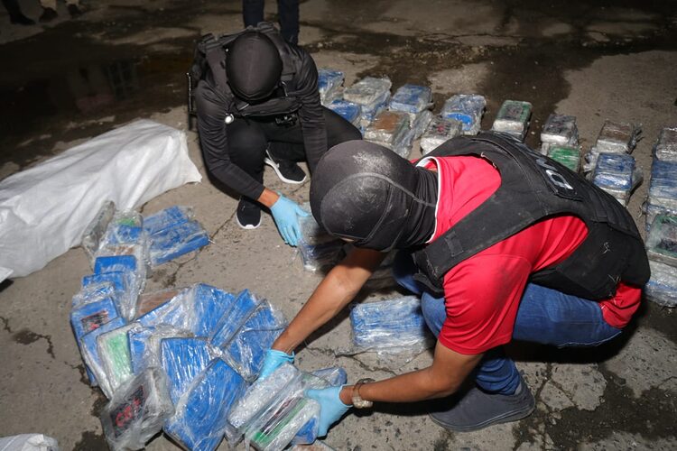 Featured image for “Tras persecución policial se incautan 240 paquetes de presunta droga y hay 10 aprehendidos”