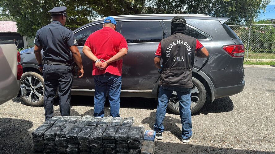 Noticia Radio Panamá | Coclé: Decomisan 92 paquetes con droga dentro de un vehículo