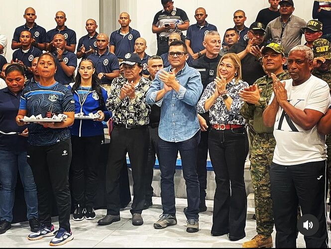 Featured image for “La policía gana el primer lugar del torneo Interfuerza de Boxeo”