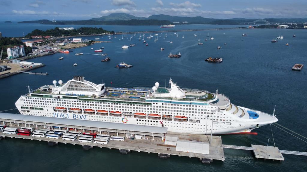 Noticia Radio Panamá | Crucero proveniente de Guatemala llega a Panamá con 1,700 turistas