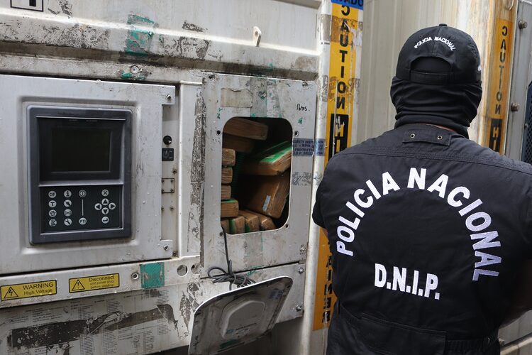 Noticia Radio Panamá | Aprehenden a 256 personas y decomisan 116 paquetes de drogas