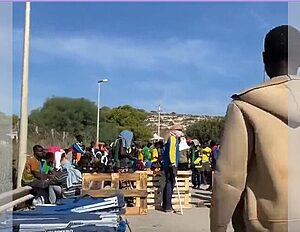“Inmigrantes ilegales bloquean carreteras en Lampedusa exigiendo el ingreso a Europa y pago de asistencia social”