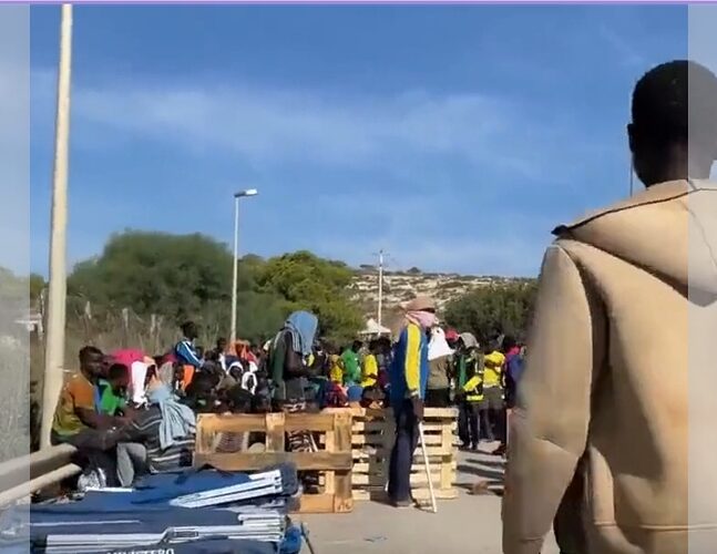 Noticia Radio Panamá | Inmigrantes ilegales bloquean carreteras en Lampedusa exigiendo el ingreso a Europa y pago de asistencia social