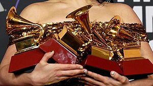 Noticias Radio Panamá | “Shakira, Peso Pluma y Eslabón Armado se disputarán la Canción del Año del Latin Grammy”