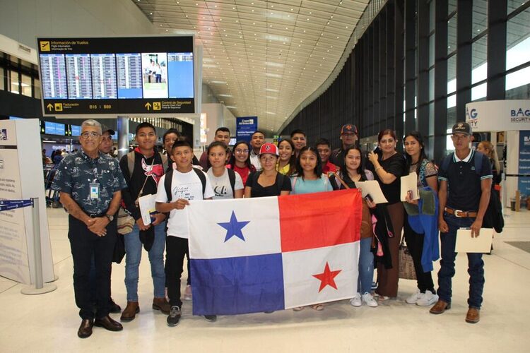 Noticia Radio Panamá | Estudiantes panameños partieron hacia Brasil para afianzar sus conocimientos en materia agropecuaria