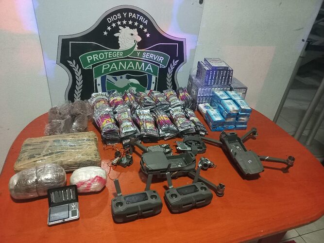 Featured image for “Tres aprehendidos, drones decomisados y droga incautada en Las Garzas”