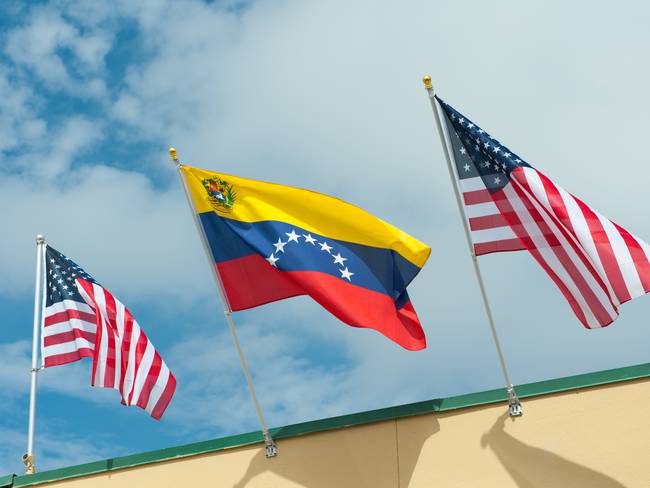 Featured image for “Estados Unidos levanta temporalmente las sanciones a Venezuela sobre el petróleo, el oro y el gas”