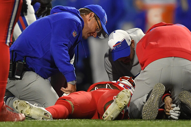 Featured image for “Jugador de Buffalo Bills es sacado en ambulancia de emergencia al hospital luego de un fuerte golpe”