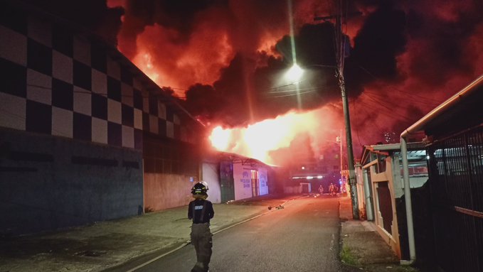 Featured image for “Bomberos controlan incendio en fábrica en Río Abajo”