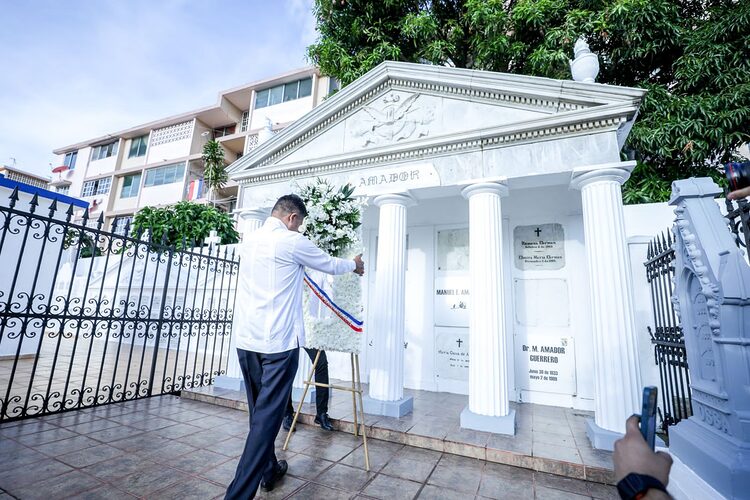 Featured image for “Sin el Presidente, Vicepresidente, ni Ministros de Estado se realiza Romería en el cementerio Amador”