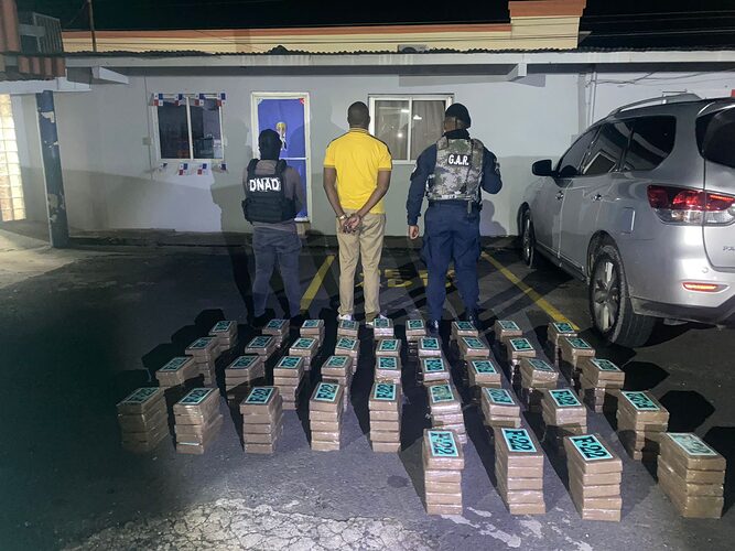 Noticia Radio Panamá | Policía decomisa 200 paquetes de droga en La Espiga de Chorrera