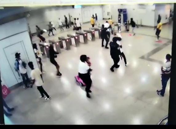Featured image for “Policía interviene en riña de pareja en estación del metro de 5 de mayo”