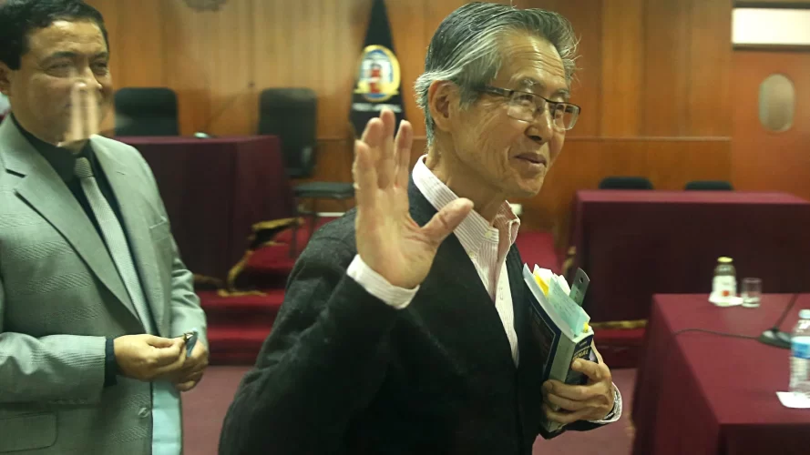 Featured image for “Sin terminar su condena, expresidente de Perú Alberto Fujimori sale en libertad”