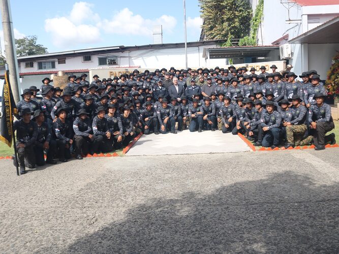 Noticia Radio Panamá | Agentes penitenciarios reciben certificado del curso de control de multitudes