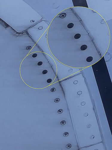Featured image for “Cancelan vuelo luego de que pasajero detectara que al avión le faltaban cuatro tornillos”