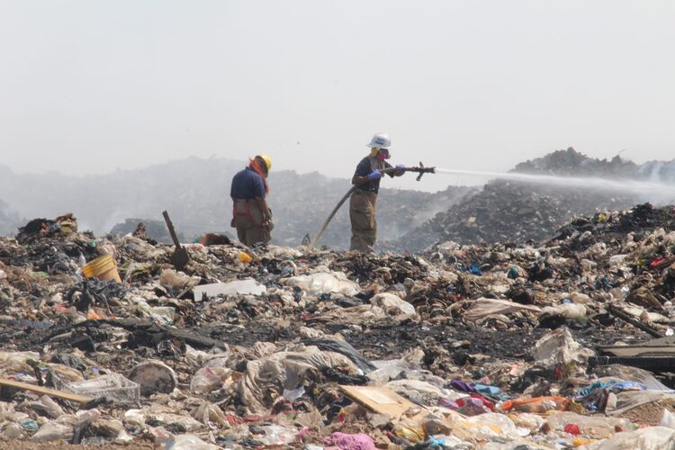 Featured image for “Unos 1,250 bomberos han participado en la extinción del incendio de Cerro Patacón”