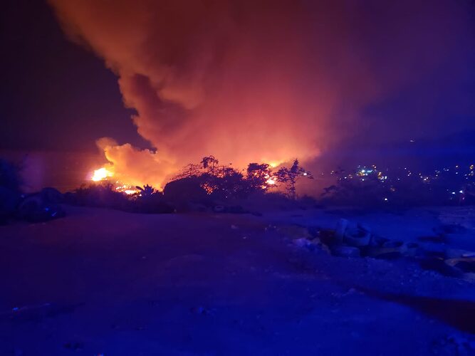 Featured image for “Bomberos siguen luchando contra incendio de Cerro Patacón”