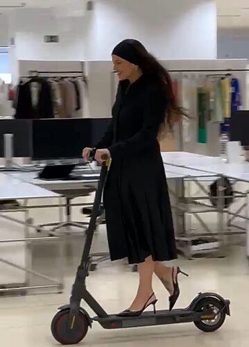Featured image for “Video: Rosalía se pasea en scooter eléctrico en empresa de moda”