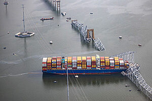 “Barco carguero derrumba el principal puente de Baltimore”