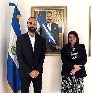 “El Bukele panameño visita la embajada de El Salvador”