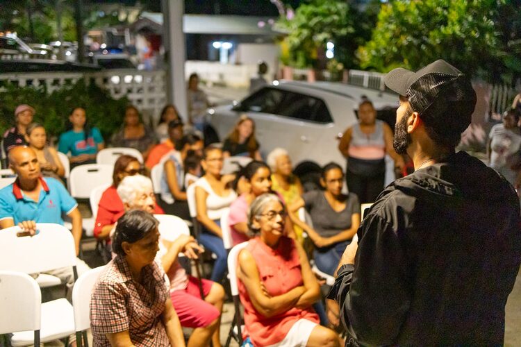 Noticia Radio Panamá | “«Es tiempo de quitar los privilegios que por años han gozado los diputados”, Fares”