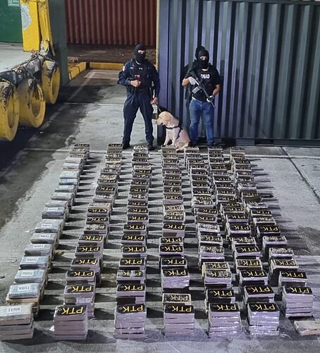 Featured image for “Policía aprehende a hombre presuntamente vinculado a decomiso de 696 paquetes de droga”