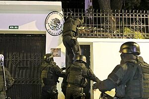 “México rompe relaciones diplomáticas con Ecuador tras irrupción de la policía en su embajada en Quito”