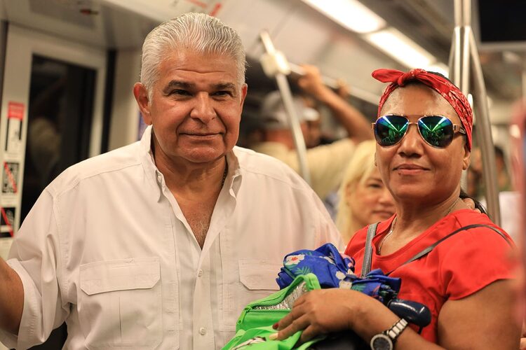 Noticia Radio Panamá | “Mulino se monta a El Metro y afirma que extensión 3 concluirá en tiempo récord”