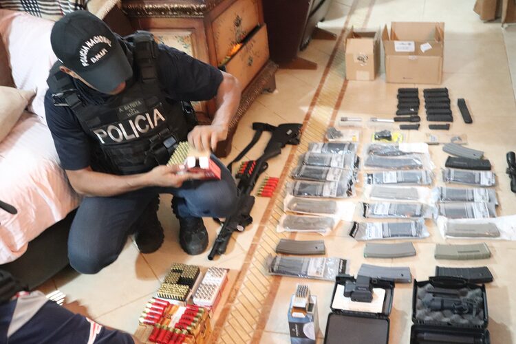 Noticia Radio Panamá | “Policía aprehende a estadounidense con armas en su auto en Coronado”