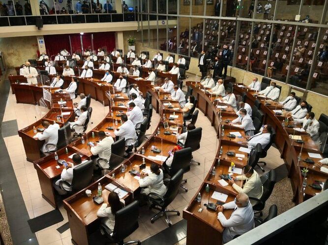 Noticia Radio Panamá | “Diputados compraron autos importados con su pecunio, afirma la Asamblea”
