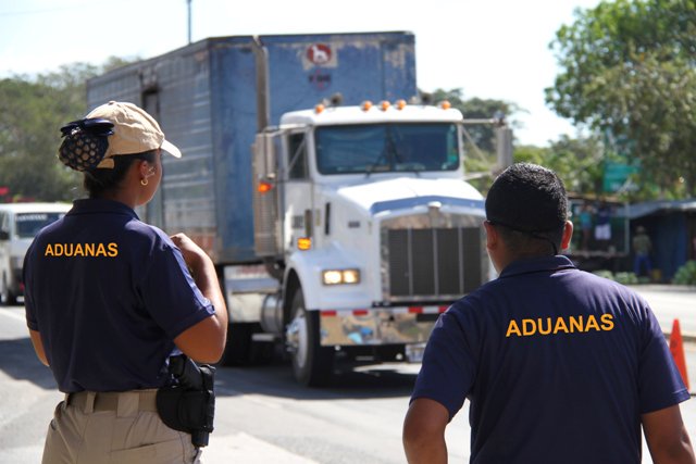 Noticia Radio Panamá | “Arrestan a tres funcionarios de Aduanas por extorsión”