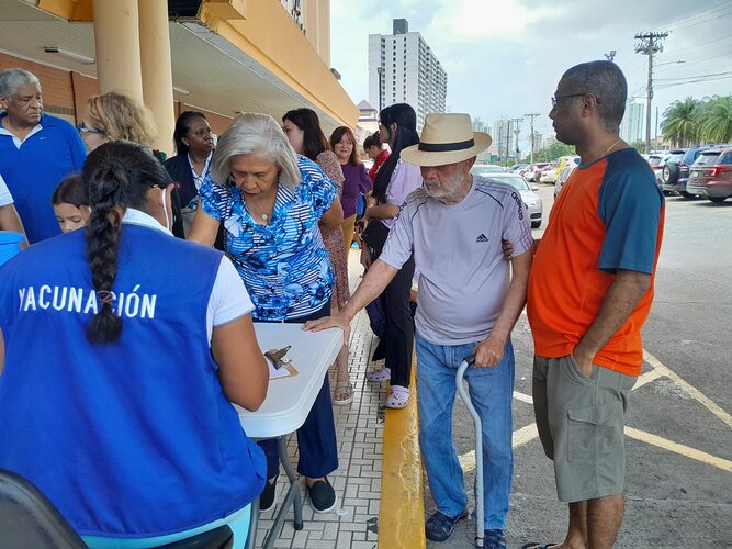 Featured image for “Cientos de personas acudieron a los puestos fijos de vacunación en San Miguelito”