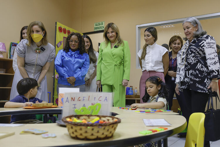 Noticia Radio Panamá | “Primera Dama junto a la esposa del Presidente electo, visitan CAIPI de San Felipe”