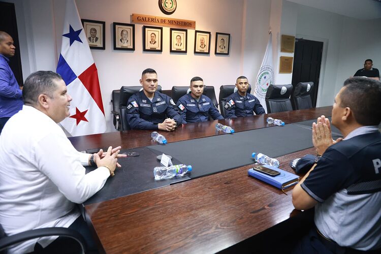 Featured image for “Reconocen policías que rescataron a dos familias afectadas por un deslave en San Miguelito”