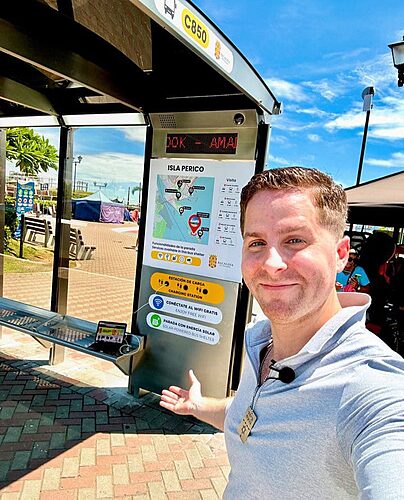 Noticia Radio Panamá | Mayer presenta las paradas de buses con Wifi gratis, paneles solares y cargador de celular