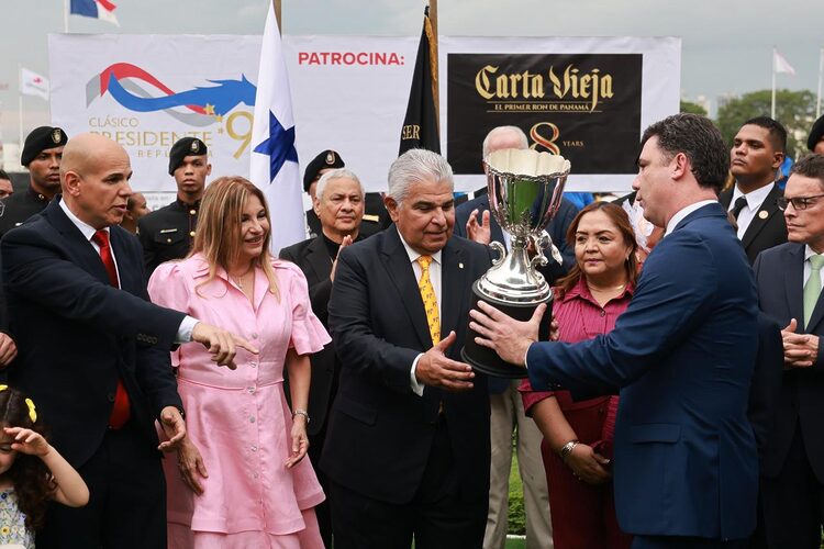 Mulino presents cup to winners of the President of the Republic Classic