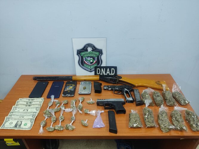 Police arrest three people and seize weapons and suspected drugs in Santa Libraba