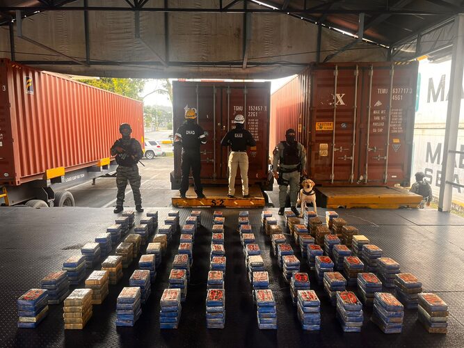 Featured image for “Policía incauta 400 paquetes de droga en un puerto del Pacífico”