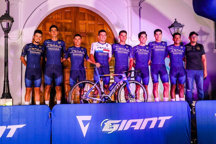 Panamanian cyclists ready to leave for the Tour of Guatemala